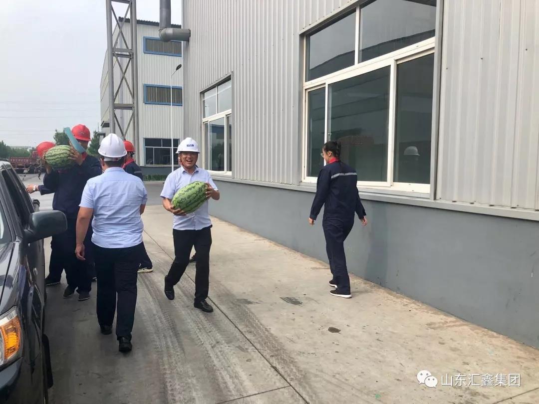 　　連日來，我縣持續悶熱高溫，特別是我們的車間內部溫度更高，一線員工經歷著“上蒸下煮”的酷暑“烤”驗。7月29上午，受董事長魏家清委托，郭強副總經理代表集團高層，帶領安全環保部、鍍鋅事業部等同事，先后深入鍍鋅車間、鋅錠車間、冷軋車間、彩涂車間等20個一線車間部門，看望慰問生產一線員工并送去慰問品，向冒著高溫酷暑辛勤工作的一線員工表示敬意和慰問。  　　郭強副總經理在一線慰問時，詳細詢問目前車間的生產以及防暑準備情況，為大家送去礦泉水、西瓜等慰問品，郭總對大家戰高溫、斗酷暑，不怕苦、不怕累，履職盡責擔當作為的精神表示高度贊揚，對大家的辛勤工作表示肯定，鼓勵大家要再接再厲，克服高溫酷暑，重視安全生產，重視產品質量，高標準、高質量的完成各項生產任務，同時郭總反復叮囑大家注意防暑降溫，勞逸結合，保重身體，確保在崗期間安全生產。  　　各車間紛紛表示，感謝領導到一線慰問，將以此為動力，履職盡責，勁頭不減，抓產能重質量，抓好本車間的安全生產工作，進一步加強員工關懷，切實做好本部門員工的防暑降溫工作，圓滿完成上級下達的各項生產任務。